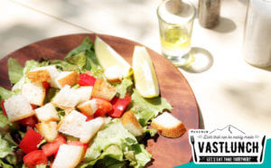 オススメ簡単レシピ！パンのカリカリ食感サラダのキャンプ飯