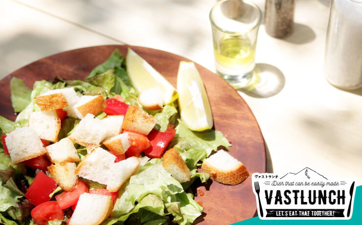 オススメ簡単レシピ！パンのカリカリ食感サラダのキャンプ飯