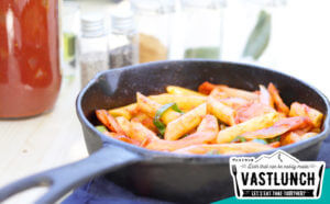 スキレットで作るキャンプ飯！ナポリタン風ペンネパスタ