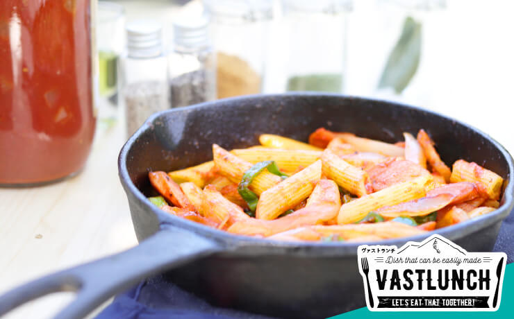 スキレットで作るキャンプ飯！ナポリタン風ペンネパスタ