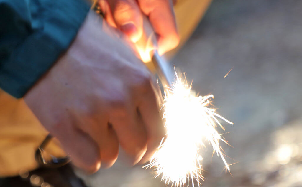 火打ち石を使った火起こしの方法と魅力を解説！